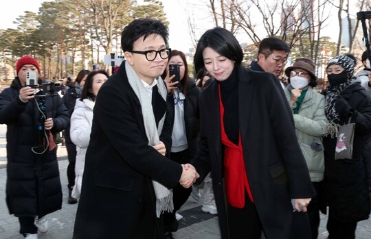 한동훈 전 국민의힘 대표가 1월 14일 당 윤리위원회가 본인을 제명 결정한 것과 관련해 입장을 밝히기 위해 국회 소통관으로 향하며 배현진 의원과 악수를 하고 있다. 사진=이종현 기자