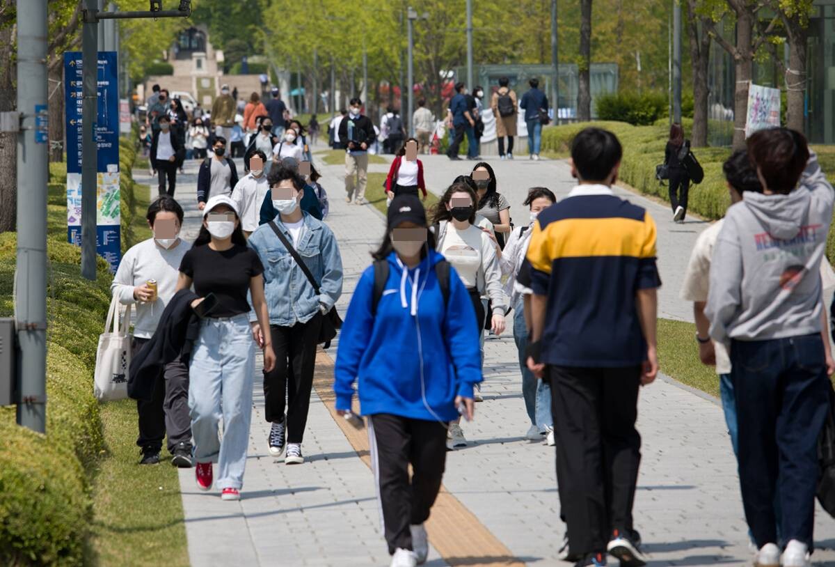 서울시내 한 대학교에서 청년들이 걷고 있는 모습으로 기사 특정 내용과 관련 없음. 사진=이종현 기자
