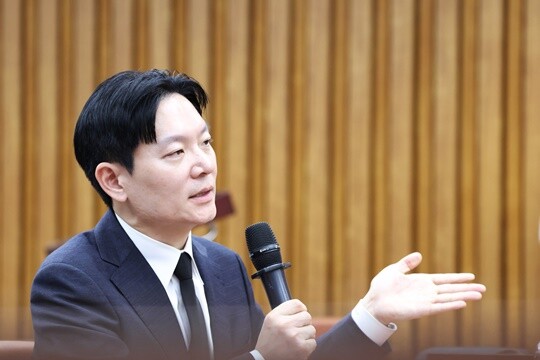 쌍방울그룹 대북송금 사건을 수사했던 박상용 검사가 지난 4월 7일 국회에서 국민의힘 의원들이 연 ‘민주당의 공소취소·재판조작 진상규명 청문회’에 참석해 발언하고 있다. 사진=박은숙 기자