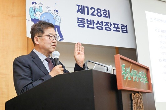 지난 4월 8일 오후 서울 관악구 서울대학교 호암교수회관에서 열린 제128회 동반성장포럼에서 김종걸 한양대학교 지속가능경제학과 교수가 "저성장 시대의 동반성장 해법: 지속 가능한 자립을 돕는 사회연대경제" 를 주제로 강연하고 있다. 사진=임준선 기자