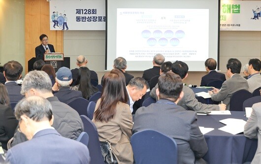 지난 4월 8일 오후 서울 관악구 서울대학교 호암교수회관에서 열린 제128회 동반성장포럼에서 김종걸 한양대학교 지속가능경제학과 교수가 "저성장 시대의 동반성장 해법: 지속 가능한 자립을 돕는 사회연대경제" 를 주제로 한 강연을 참석자들이 경청하고 있다. 사진=임준선 기자