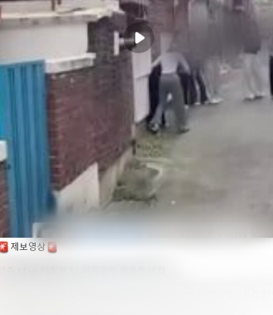 SNS에 학폭 영상을 판매한다고 소개한 계정이 올린 게시글. 계정 소개글 아래 링크에는 도박사이트가 첨부돼 있었다. 사진=한승구 기자