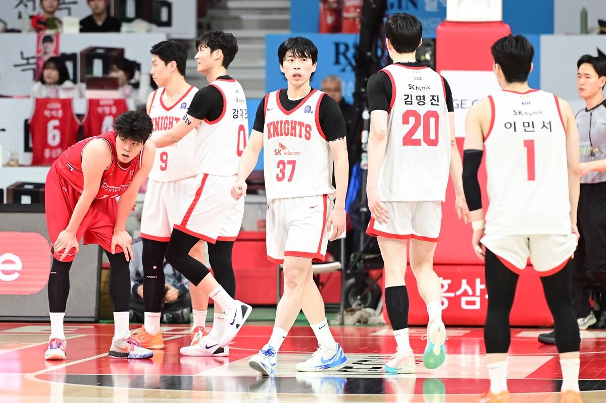 SK는 고의로 패배해 정규리그 순위를 낮춰 플레이오프 상대를 골랐다는 의혹에 휩싸였다. 사진=KBL 제공