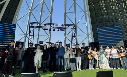 지난 4월 11일 서울 여의도한강공원 물빛무대에서 열린 제1회 서울·베이징·도쿄 대학가요제의 참가자들. 사진=한국문화예술체육진흥원 제공