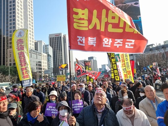 '용인산단 송전선로 전면 재검토와 사회적 대화기구 구성 촉구 전국행동'이 지난 3월 4일 서울 광화문에서 청와대까지 거리행진을 하고 있다. 이날 한전의 제9차 송전선로 사업 해당 지역인 전북, 충남, 대전 등 주민 2000여 명이 참여했다.  사진=전북 완주군 송전탑백지화 추진위원회