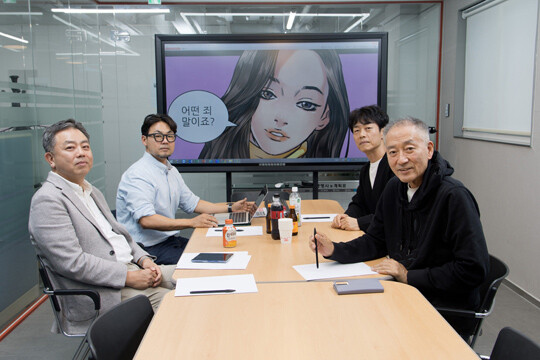 지난해 일요신문 만화공모전 최종심 심사위원들 모습. 왼쪽부터 오태엽 서울미디어코믹스대표, 이종규 제이큐코믹스 대표, 김형남 재담미디어 이사, 이현세 작가. 사진=이종현 기자