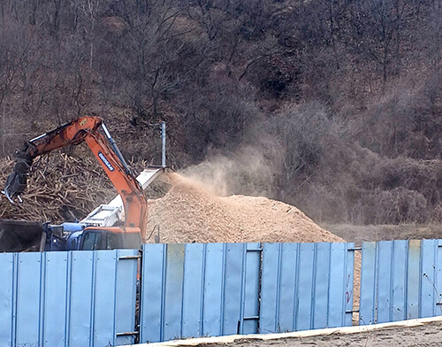 의성군이 남부산림청의 지침에 따라 '2025년 산불피해지 위험목제거사업 벌채산물 처리 사업'을 진행하고 있다. 사진=김은주 기자