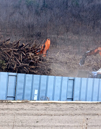 지난해 3월 발생한 경북도 산불피해지역 현장에서 불에 탄 다량의 피해목 파쇄 작업이 진행되고 있다. 사진=김은주 기자