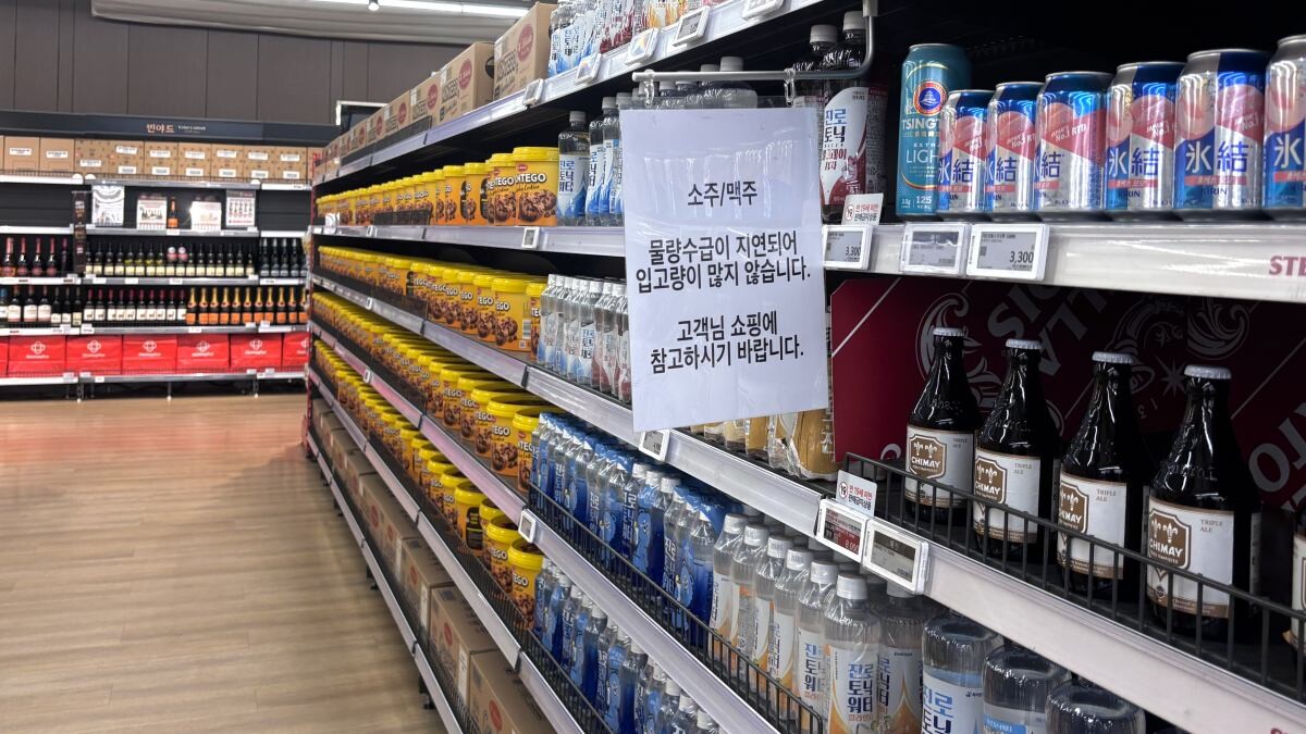 4월 14일 서울 마포구 홈플러스 월드컵점 내부 주류 코너에 ‘물량 수급 지연으로 입고량이 많지 않다’는 안내문이 붙어 있다. 사진=윤채현 인턴기자