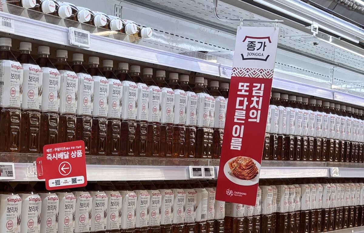 4월 14일 서울 마포구 홈플러스 월드컵점 내부 김치 상품 구역이 PB 브랜드(심플러스) 보리차 제품으로 채워져 있다. 사진=윤채현 인턴기자