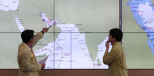 2020년 1월 미국과 이란의 무력 충돌 당시 세종시 정부세종청사 해양수산부 종합상황실에서 관계자들이 호르무즈 해협, 페르시아만에 있는 우리 선박들의 위치 등 상황을 주시하고 있다. 사진=연합뉴스