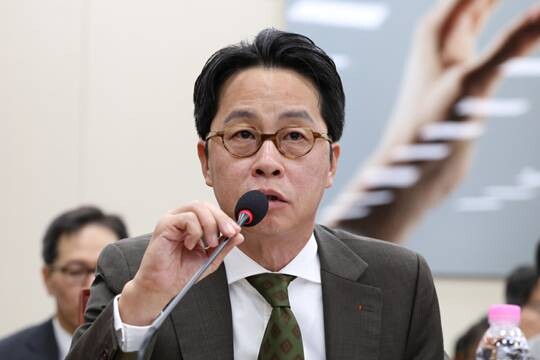 조좌진 롯데카드대표가 지난해 9월 국회 과학기술정보방송통신위원회에서 열린 대규모 개인정보 유출 사고 관련 청문회에 출석해 의원 질의에 답하고 있다. 사진=박은숙 기자