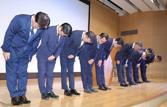 조좌진 롯데카드 대표이사와 임원진이 지난해 9월 서울 중구 부영태평빌딩에서 대규모 개인정보 유출 사고에 대한 대고객 사과를 하고 있다. 사진=임준선 기자