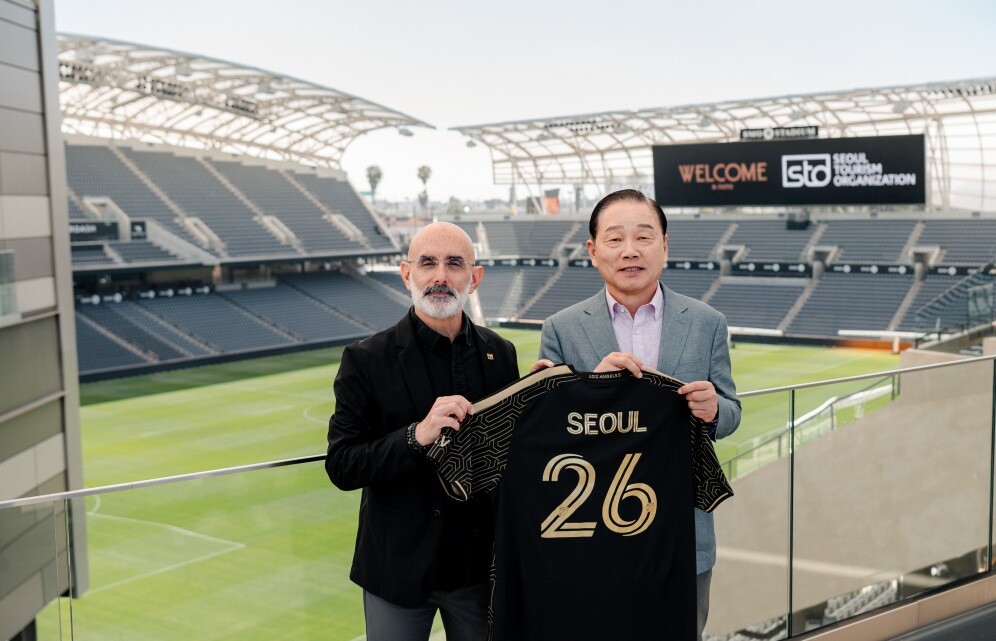 길기연 서울관광재단 대표이사(오른쪽)가 지난 20일 래리 프리드먼 LAFC 공동 사장 겸 구단주와 공식 파트너십 체결 후 홈구장인 BMO스타디움을 배경으로 기념 촬영하고 있다. 제공=서울관광재단