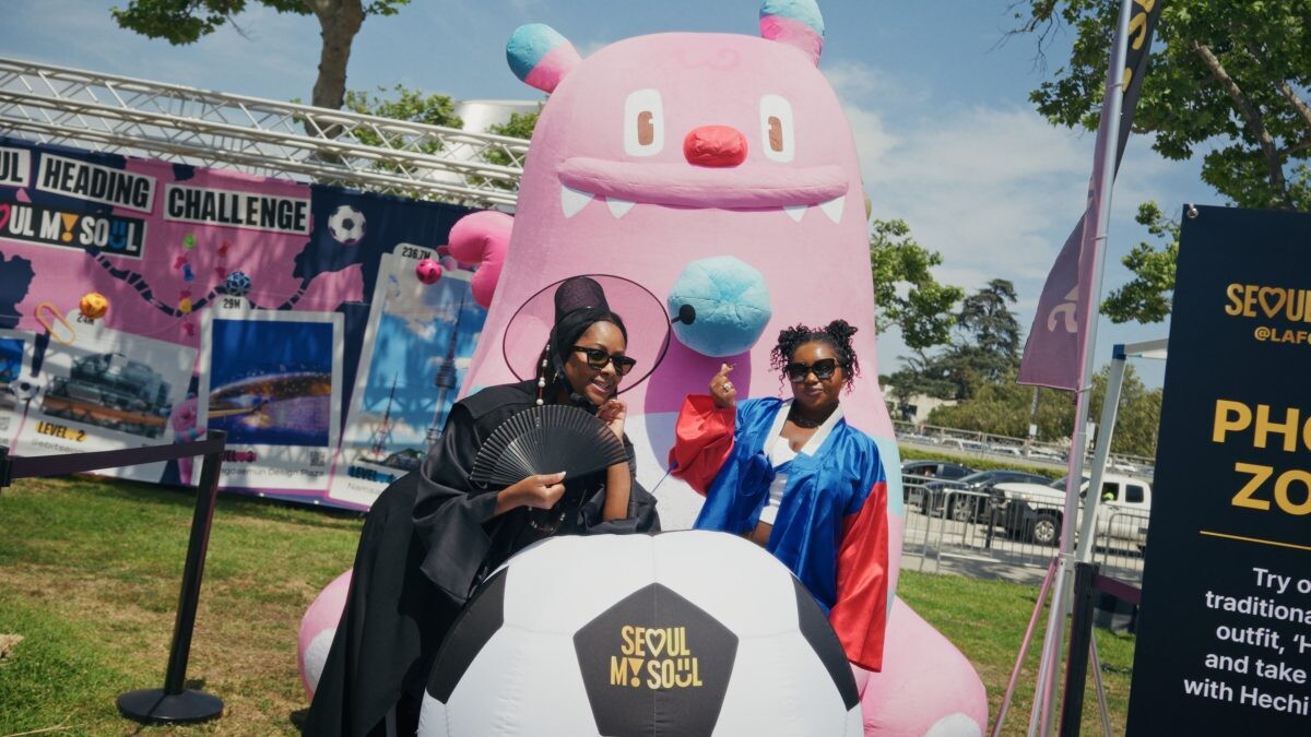 서울관광재단이 지난 19일 미국 로스앤젤레스 BMO스타디움에서 열린 LAFC 홈경기 현장에 마련한 서울 브랜드·관광 홍보 체험 현장에 현지 방문객들이 찾아 즐기고 있다. 제공=서울관광재단