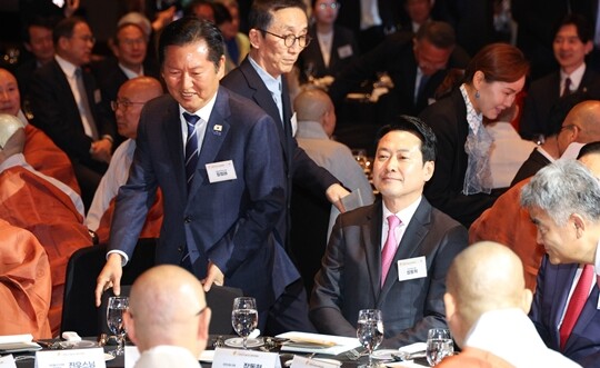 4월 20일 서울 신라호텔에서 열린 ‘불기2570년 부처님오신날맞이 대한민국불교도 봉축대법회’에 정청래 더불어민주당 대표(왼쪽)와 장동혁 국민의힘 대표가 참석했다. 사진=임준선 기자