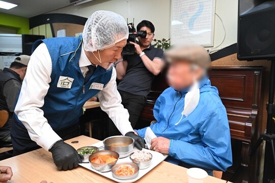 정청래 더불어민주당 대표가 4월 17일 오전 서울 용산구 복지시설 만나샘을 찾아 배식 봉사를 하던 중 노숙인의 질문을 경청하고 있다. 사진=국회사진기자단