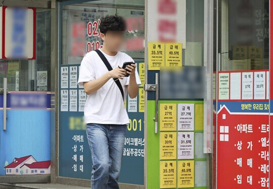 이재명 대통령이 양도세 장기보유특별공제를 정면 비판하면서 비거주 1주택자에 대한 세제 혜택 축소 가능성이 수면 위로 떠올랐다. 서울의 공인중개사 사무실 모습으로 기사의 특정 내용과 관련없다. 사진=박정훈 기자