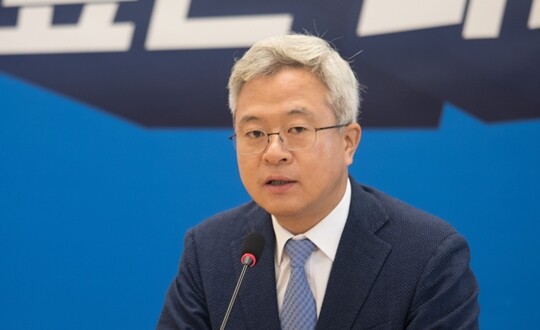 2024년 8월 조국혁신당 최고위원회의를 마친 뒤 브리핑하고 있는 김보협 당시 수석대변인. 사진=이종현 기자