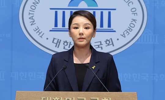 지난해 9월 4일 국회 소통관에서 조국혁신당 내 성비위 의혹과 관련 탈당 기자회견을 하고 있는 강미정 당시 대변인. 사진=연합뉴스