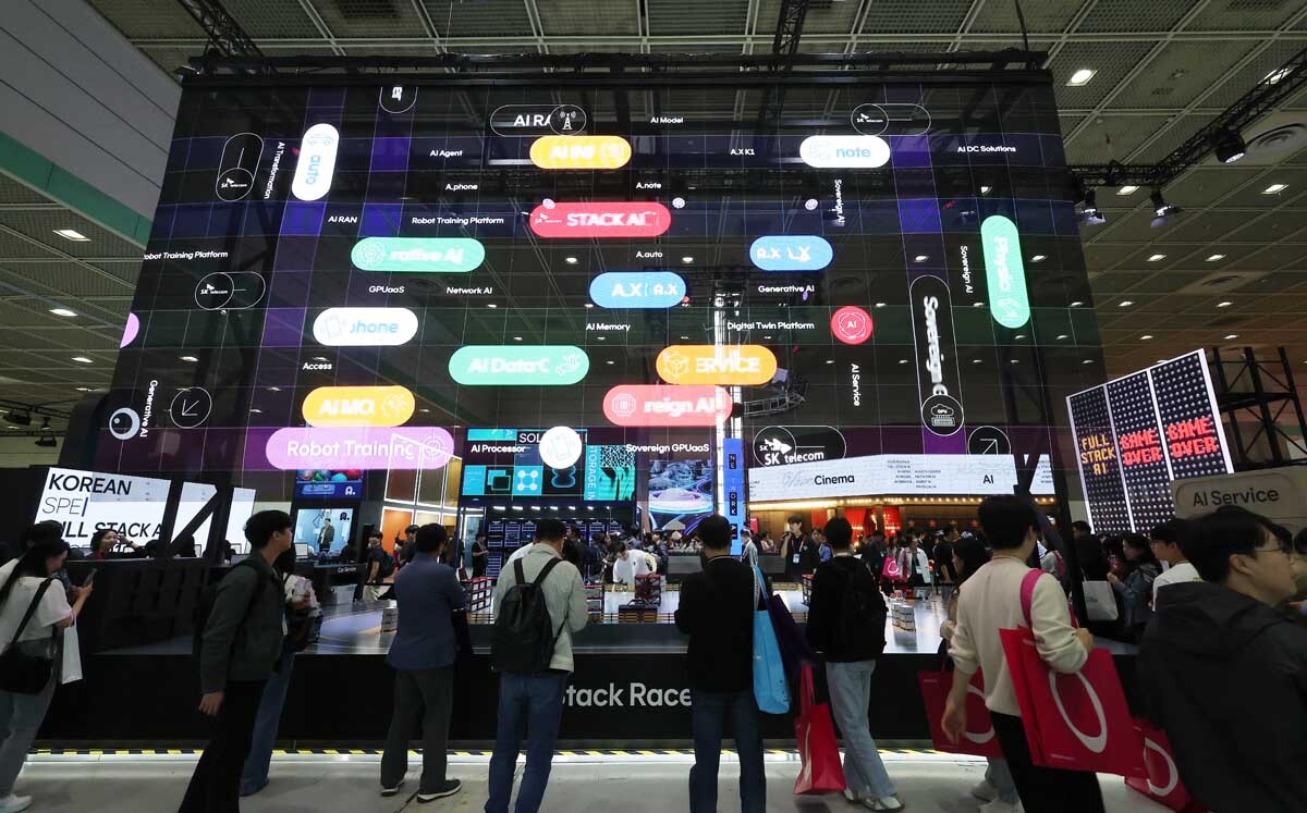 4월 23일 월드IT쇼 2026에 많은 참관객들이 모였다. 사진=임준선 기자