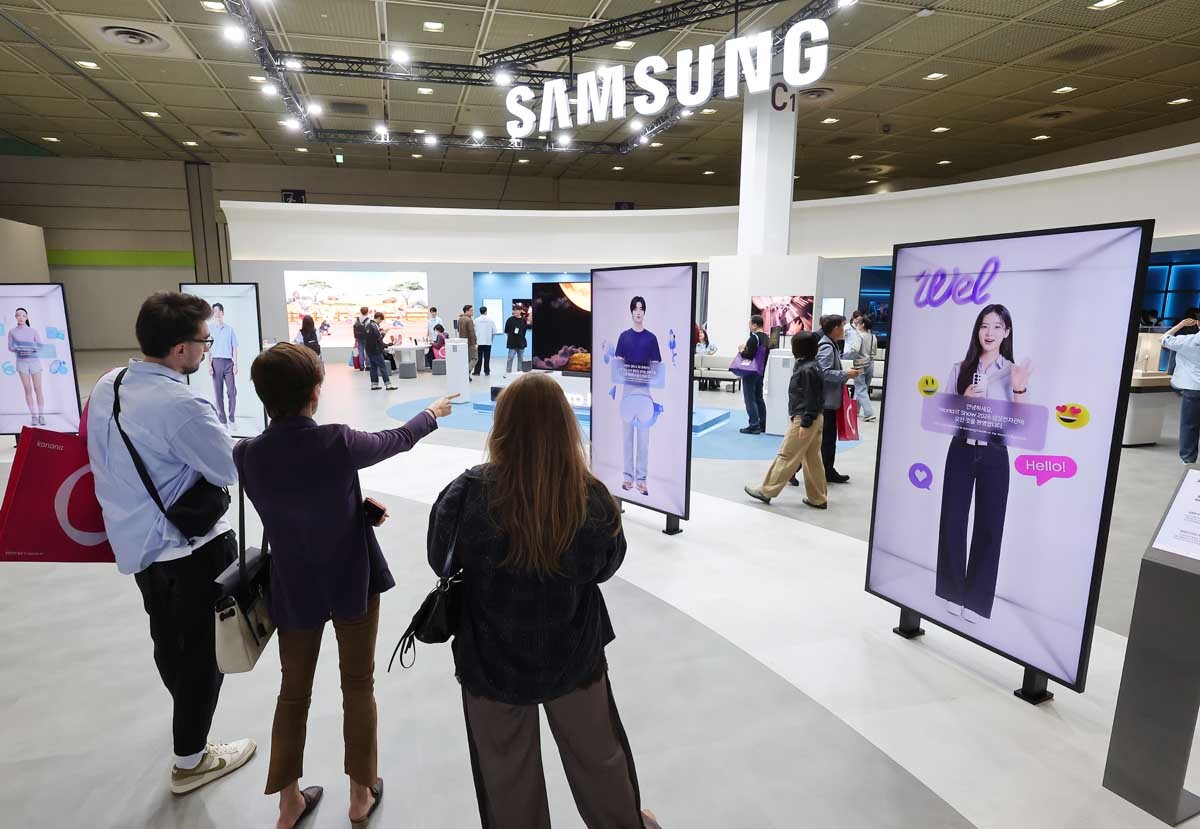 삼성전자 부스를 둘러보는 외국인들. 사진=임준선 기자