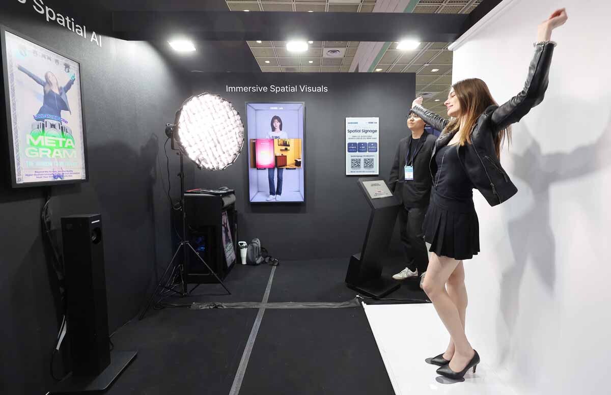 한 부스에서 모델이 AI 영상을 만들고 있다. 사진=임준선 기자