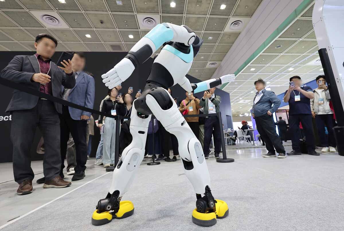 AI 보행 로봇의 움직임이 관람객들의 시선을 모은다. 사진=임준선 기자