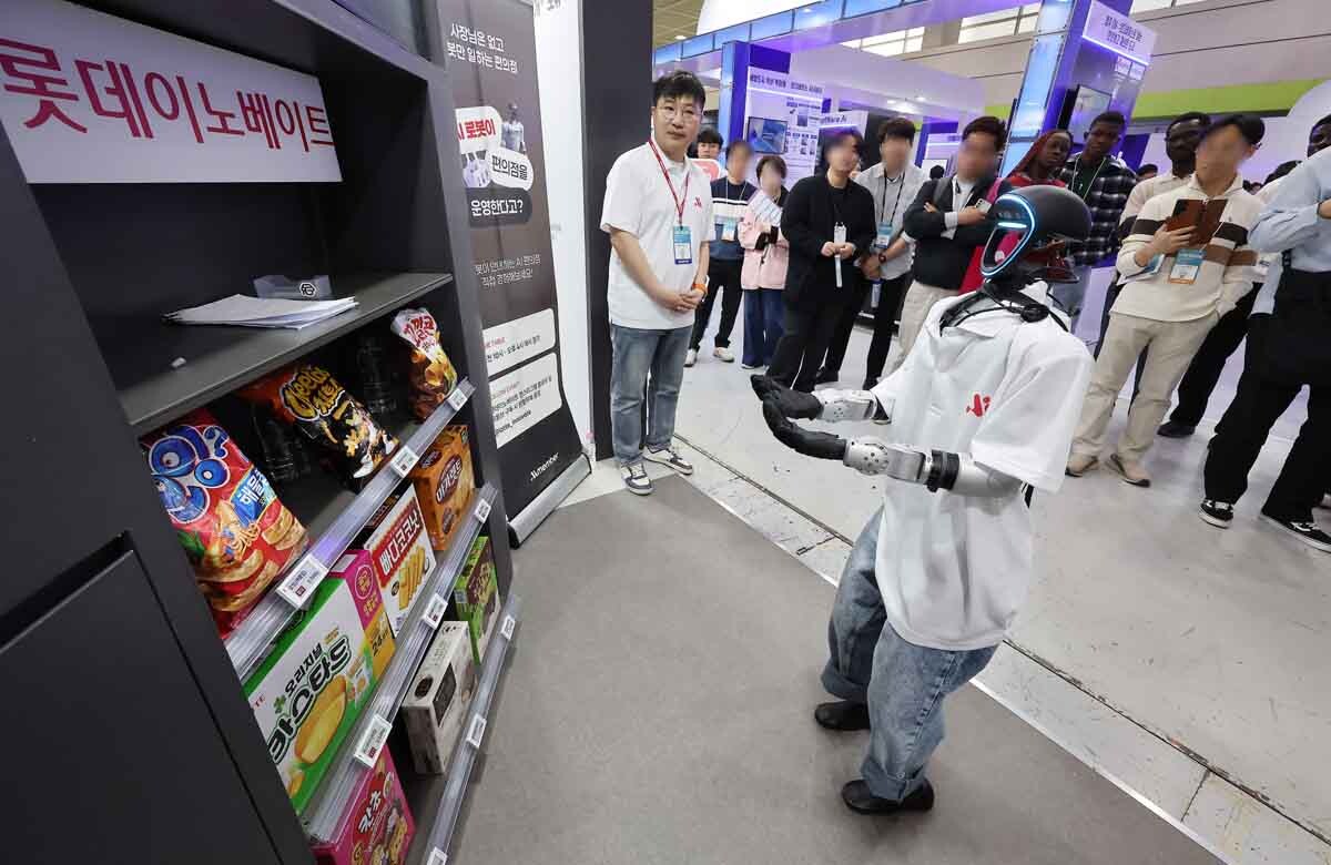 편의점 AI 로봇이 안내 시연을 하고 있다. 사진=임준선 기자
