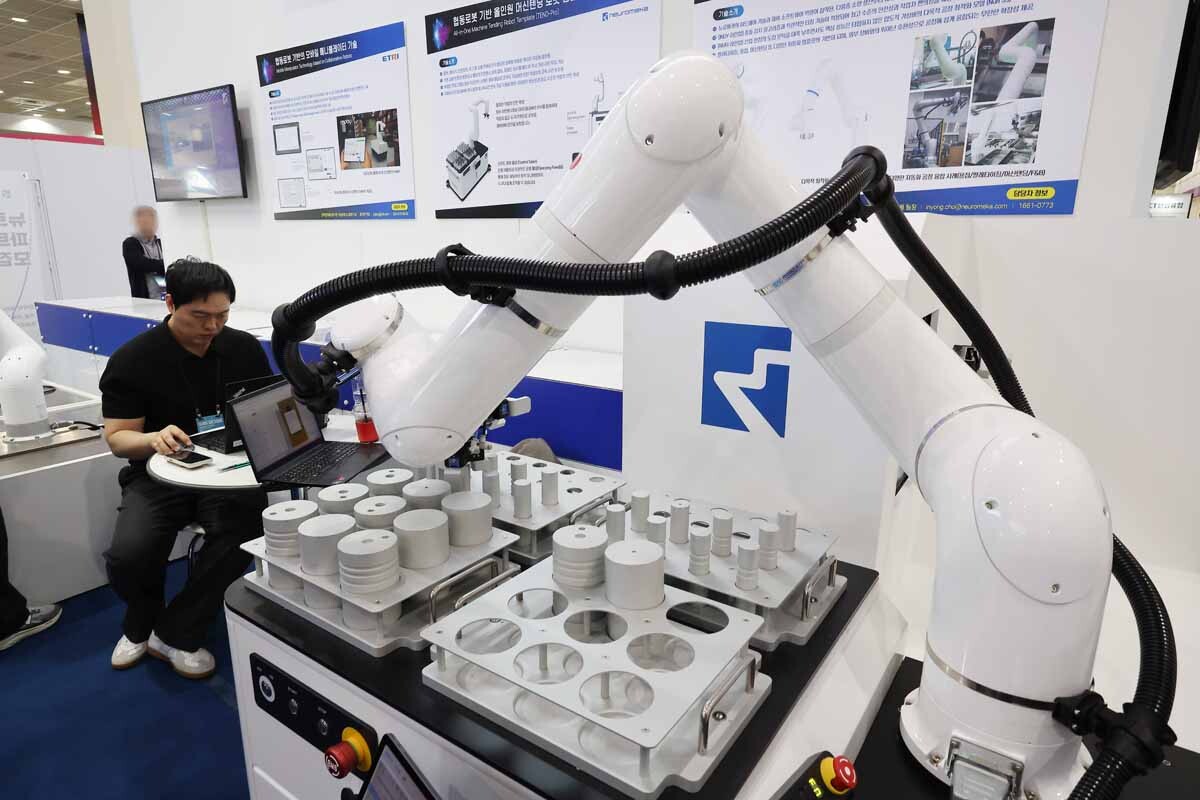 AI 로봇이 자동화 작업을 선보이고 있다. 사진=임준선 기자