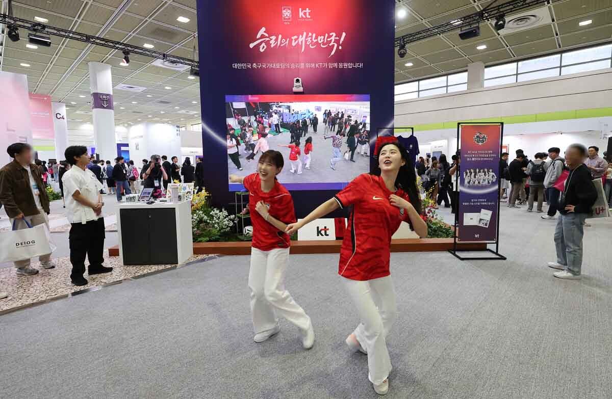 아이돌 그룹과 함께 춤을 추는 영상을 만들어주는 증강현실을 시연하고 있다. 사진=임준선 기자