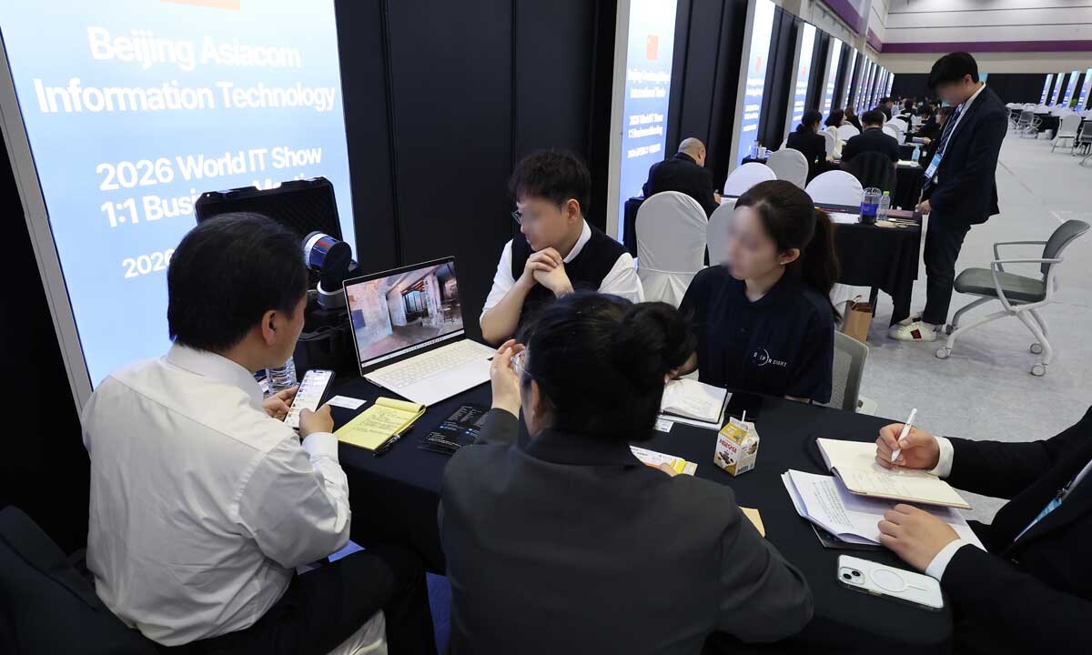 바이어 초청 수출 상담회에서 관계자들이 상담을 하고 있다. 사진=임준선 기자