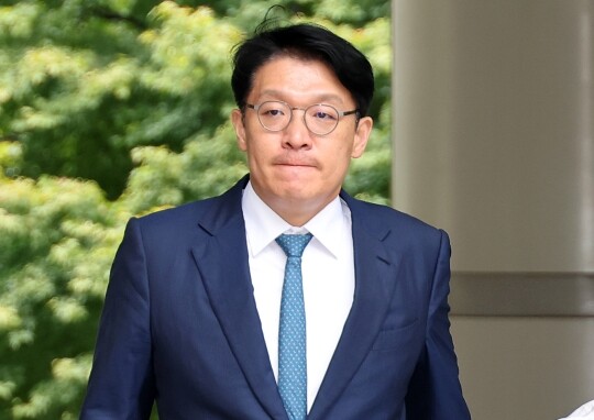 정치자금법 위반과 청탁금지법 위반 혐의를 받는 김상민 전 부장검사가 지난해 9월 17일 오후 서울 서초구 서울중앙지방법원에서 열린 구속 전 피의자 심문(영장실질심사)에 출석하고 있다. 사진=이종현 기자