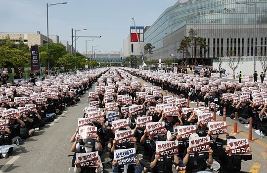 4월 23일 경기도 평택시 삼성전자 평택사업장에서 열린 삼성전자 노동조합 공동투쟁본부의 결의대회에서 조합원들이 구호를 외치고 있다. 사진=연합뉴스