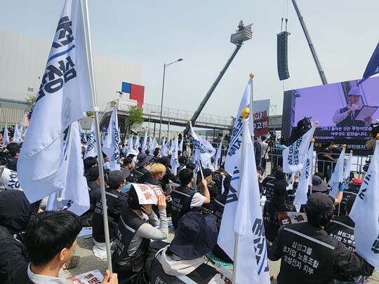 최승호 초기업노조 삼성전자지부 위원장이 크레인에 올라 발언하는 모습을 조합원들이 지켜보고 있다. 사진=김명선 기자