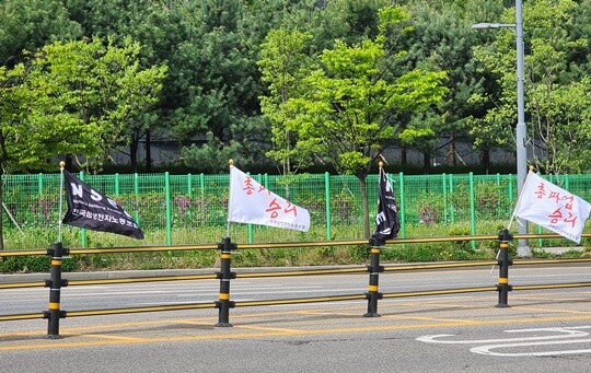 노조는 오는 5월 21일부터 6월 7일까지 18일간 총파업 투쟁을 강행할 것을 예고했다. ‘총파업 승리’ 깃발이 걸린 삼성전자 평택사업장. 사진=김명선 기자