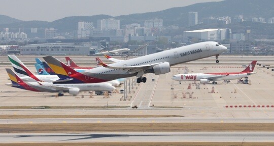 인천공항에서 이륙하는 아시아나항공 여객기. 사진=연합뉴스