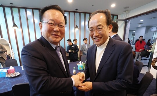 4월 20일 김부겸 더불어민주당 대구시장 예비후보와 추경호 국민의힘 예비경선 후보가 악수하고 있다. 사진=연합뉴스