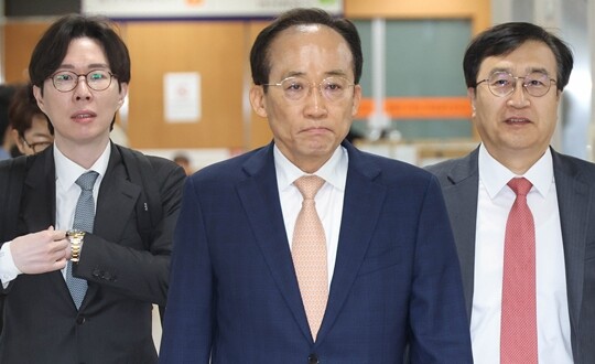 추경호 국민의힘 대구시장 예비경선 후보가 4월 17일 서울 서초구 서울중앙지법에서 열린 계엄 해제 표결 방해 혐의 관련 공판에 출석하고 있다. 사진=박정훈 기자