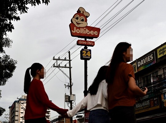 커피빈 글로벌 가맹본부이자 졸리비 손자회사인 ‘슈퍼 매그니피센트 커피컴퍼니 아일랜드 리미티드’(SMCC 아일랜드)가 커피빈코리아를 상대로 낸 상표권 침해금지 등 가처분을 두고 양측 다툼이 이어지고 있다. 필리핀 마닐라 졸리비 매장. 사진=EPA/연합뉴스