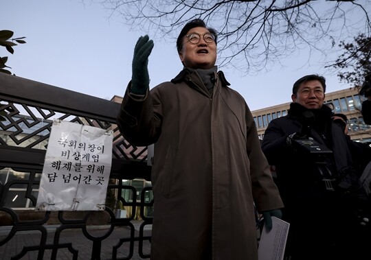 우원식 국회의장이 지난해 12월 3일 오후 서울 여의도 국회에서 12·3 비상계엄 당시 월담 현장을 탐방하고 있다. 사진=국회사진기자단