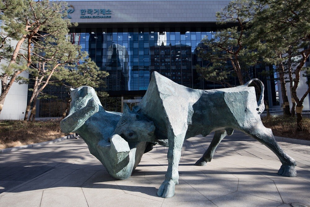 우리나라 증권시장에서도 증권신고서 제출 이전 기관투자자가 공모주 일부를 사전 배정받을 수 있게 하는 코너스톤 투자자 제도가 시행될 예정이다. 서울 여의도 한국거래소 서울사무소. 사진=이종현 기자