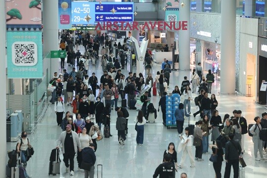 인천국제공항 제1여객터미널 내 면세구역에서 여행객들이 이동 및 쇼핑을 하고 있다. 사진=연합뉴스