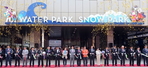 2013년 5월 4일 경기 고양시 일산서구 고양 '원마운트'에서 열린 개장식에서 참여한 주요 인사들이 테이프 커팅을 하고 있다. 사진=연합뉴스