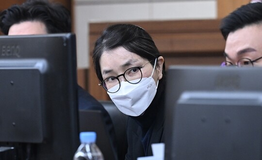 도이치모터스 주가조작과 명태균 공천개입, 통일교 청탁·뇌물수수 혐의 등으로 구속기소 된 김건희 씨가 2025년 12월 3일 서울중앙지법에서 열린 결심 공판에 출석했다. 사진=사진공동취재단