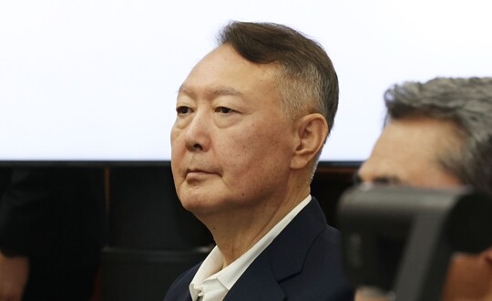 윤석열 전 대통령이 2025년 9월 26일 서울 서초구 서울중앙지법에서 열린 ‘특수공무집행 방해, 직권남용 권리행사 방해’ 혐의 첫 재판에 출석해 있다. 사진=사진공동취재단