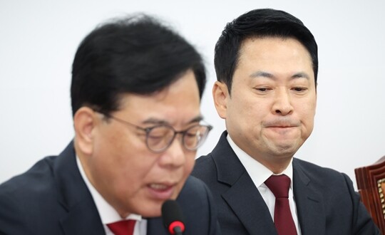 국민의힘 장동혁 대표가 4월 30일 국회에서 열린 최고위원회의에서 송언석 원내대표 발언을 듣고 있다. 사진=박은숙 기자