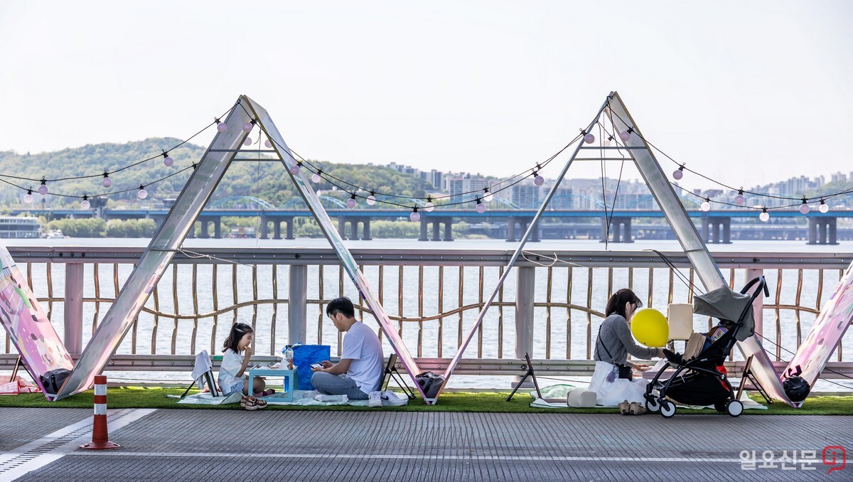 시민들이 피크닉 공간에서 휴식을 취하고 있다.