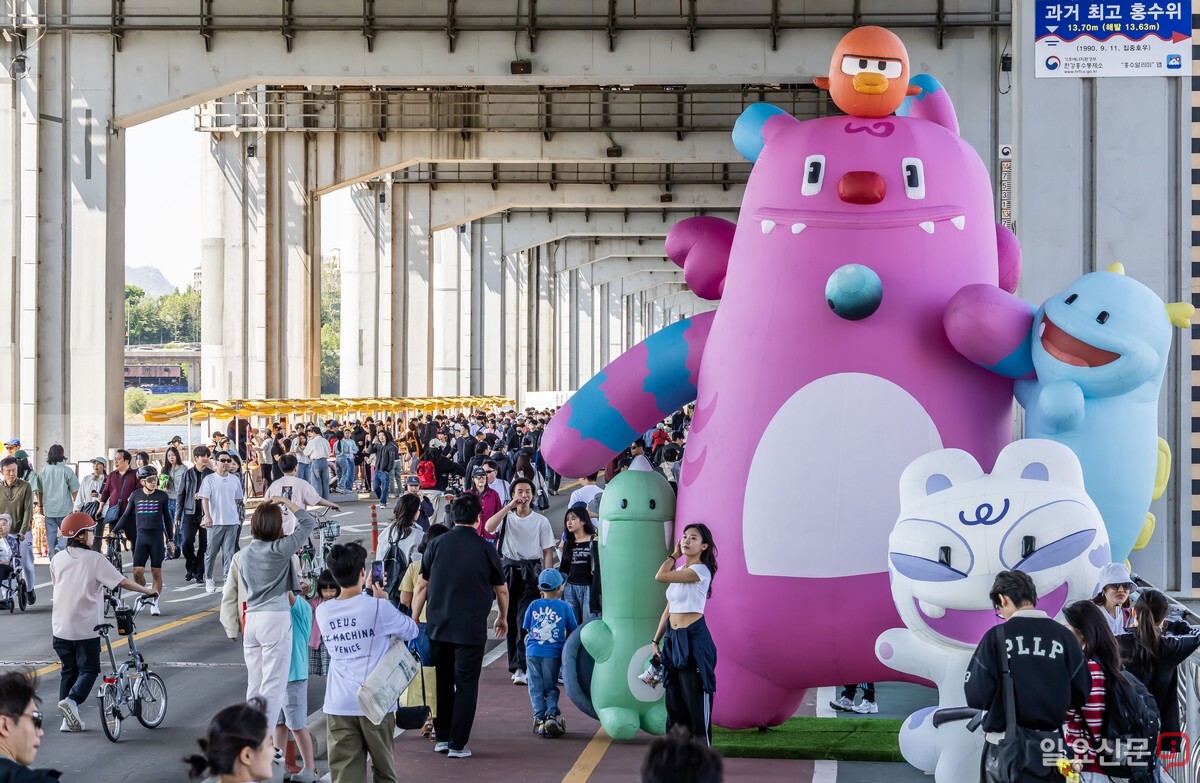 잠수교 뚜벅뚜벅 축제에 참여한 시민들이 차량이 전면 통제된 다리 위를 걷고 있다.