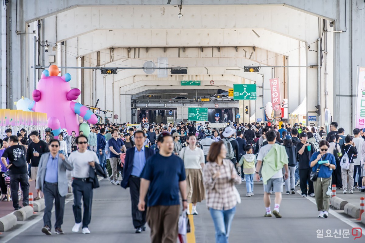 수많은 시민들이 잠수교 위를 거닐며 축제를 즐기고 있다.